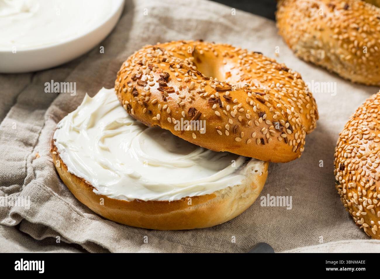 Bagel tout fait maison avec fromage à la crème pour le petit déjeuner Banque D'Images