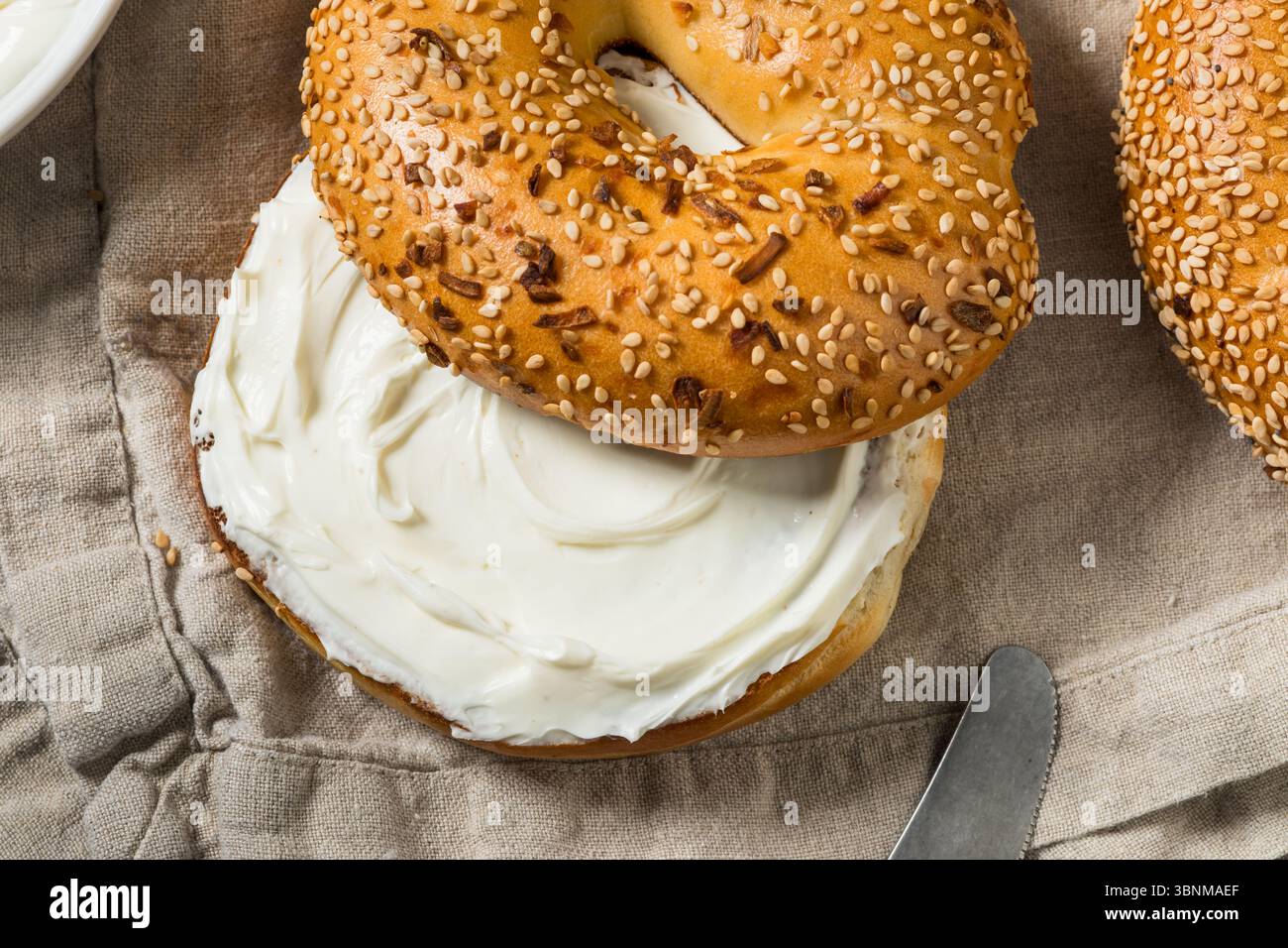 Bagel tout fait maison avec fromage à la crème pour le petit déjeuner Banque D'Images
