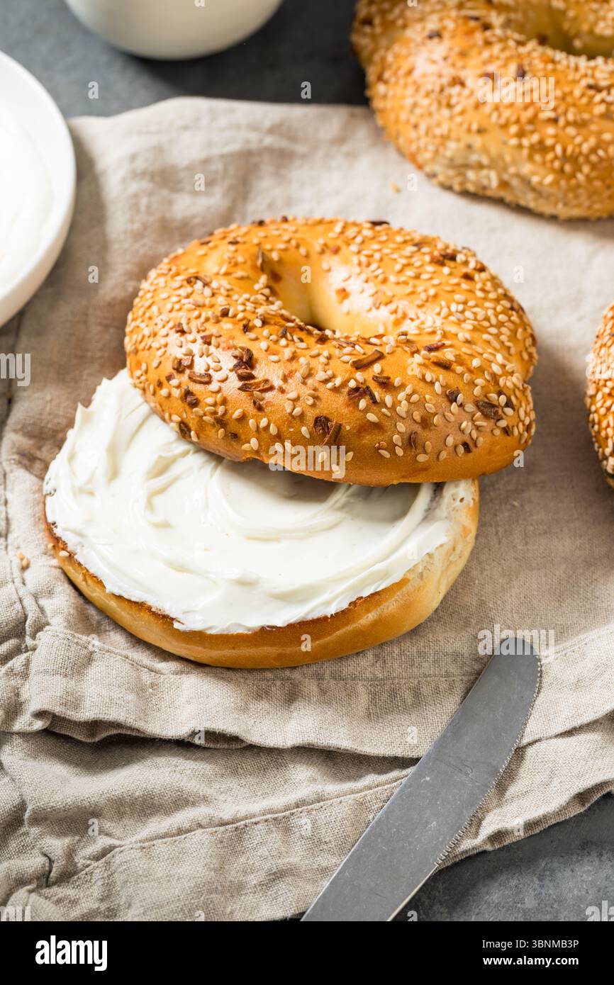 Bagel tout fait maison avec fromage à la crème pour le petit déjeuner Banque D'Images