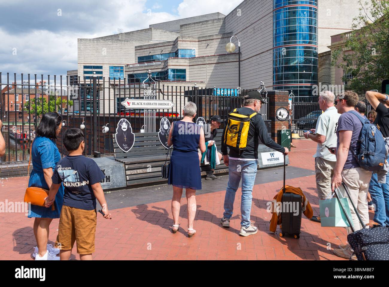 Les visiteurs de Birmingham posent pour des photos sur le banc de Black Sabbath Bridge avant le dernier concert du groupe à Villa Park le 5 juillet 2025 Banque D'Images