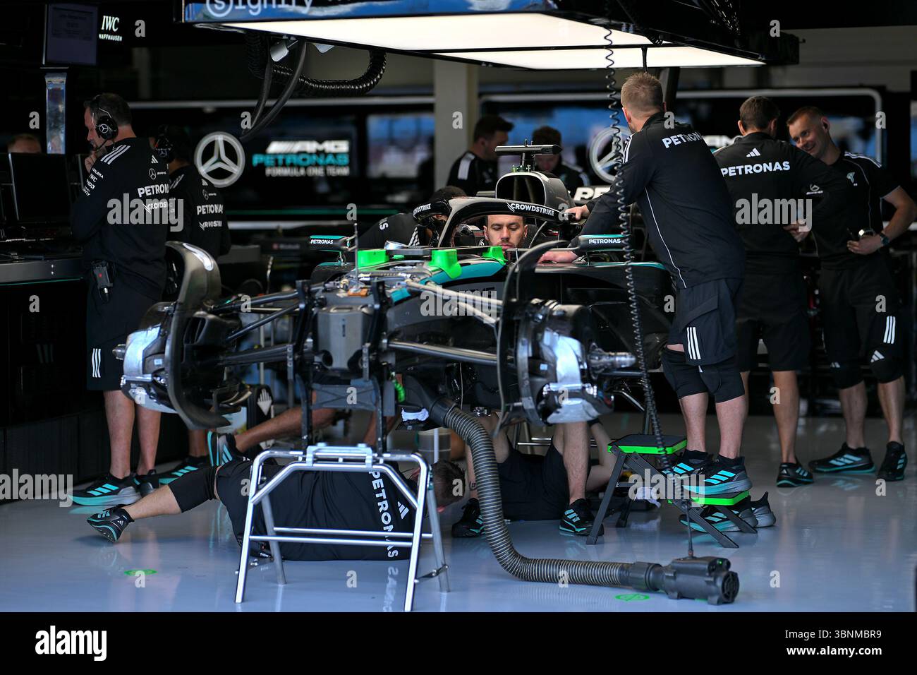 NORTHAMPTON, ANGLETERRE - 3 JUILLET : les mécaniciens travaillent sur la 63 Mercedes AMG Petronas F1 Team F1W16 de George Russell de Grande-Bretagne en avant-première du Grand Prix de F1 de Grande-Bretagne sur le circuit de Silverstone le 3 juillet 2024 à Northampton, Angleterre.(photo de Vince Mignott/Alamy Live News) Banque D'Images