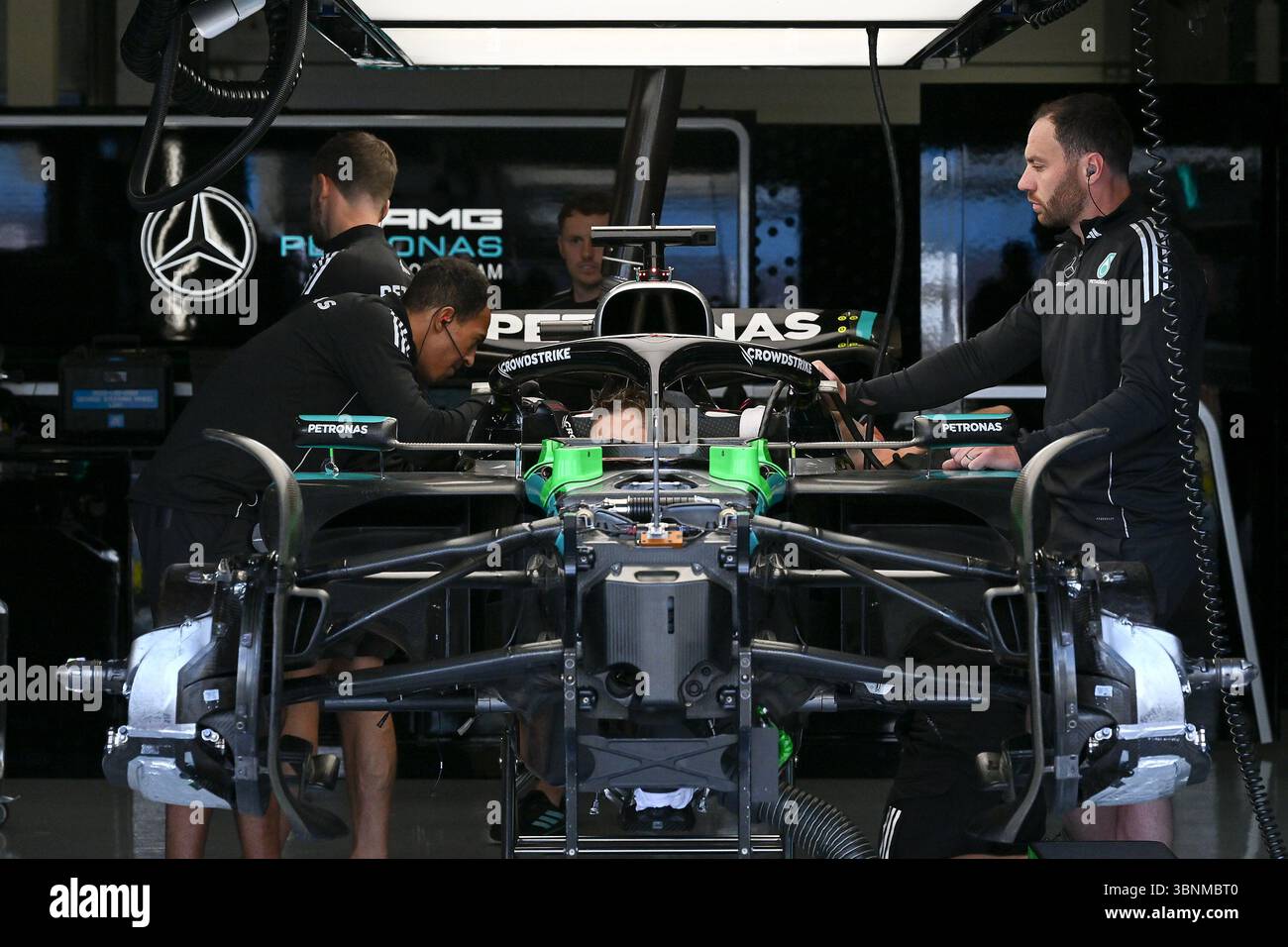 NORTHAMPTON, ANGLETERRE - 3 JUILLET : les mécaniciens travaillent sur la 63 Mercedes AMG Petronas F1 Team F1W16 de George Russell de Grande-Bretagne en avant-première du Grand Prix de F1 de Grande-Bretagne sur le circuit de Silverstone le 3 juillet 2024 à Northampton, Angleterre.(photo de Vince Mignott/Alamy Live News) Banque D'Images