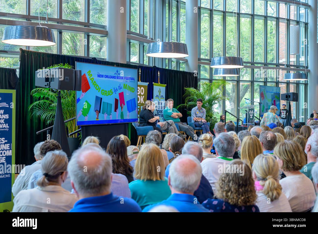 New Orleans, LOUISIANE, États-Unis - 29 mars 2025 : la journaliste Stephanie Grace interviewe Jonathan Alter, Jonathan Martin et Tim Miller sur la politique américaine devant un large public au New Orleans Book Festival dans le Marshall Family Commons/Goldring/Woldenberg Business Complex de l'Université de Tulane Banque D'Images