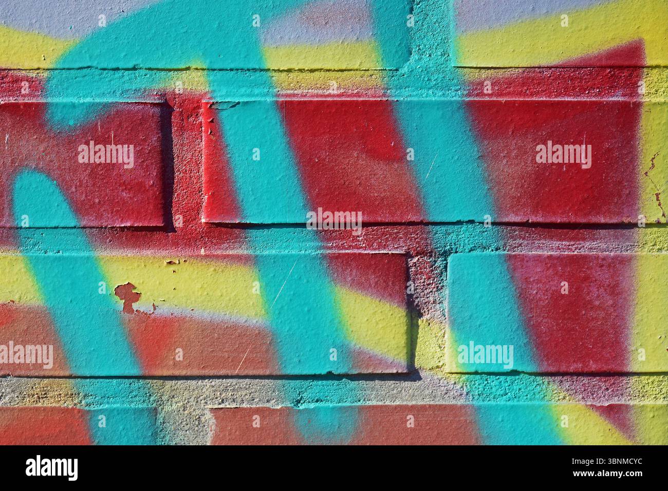 Graffiti coloré sur un mur de briques Banque D'Images