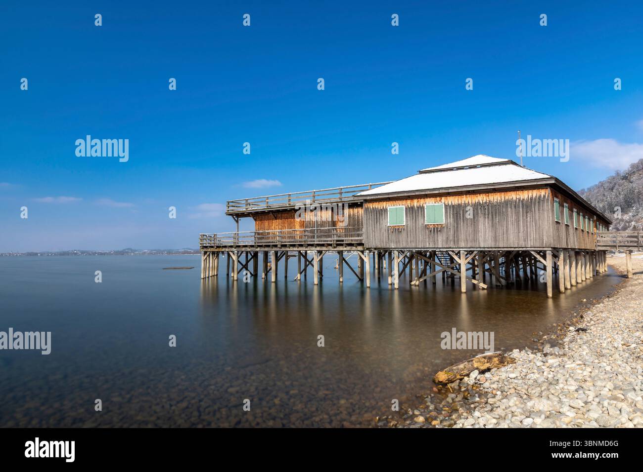 Cabane de baignade sur le lac de Constance à Lochau, Autriche, en hiver Banque D'Images