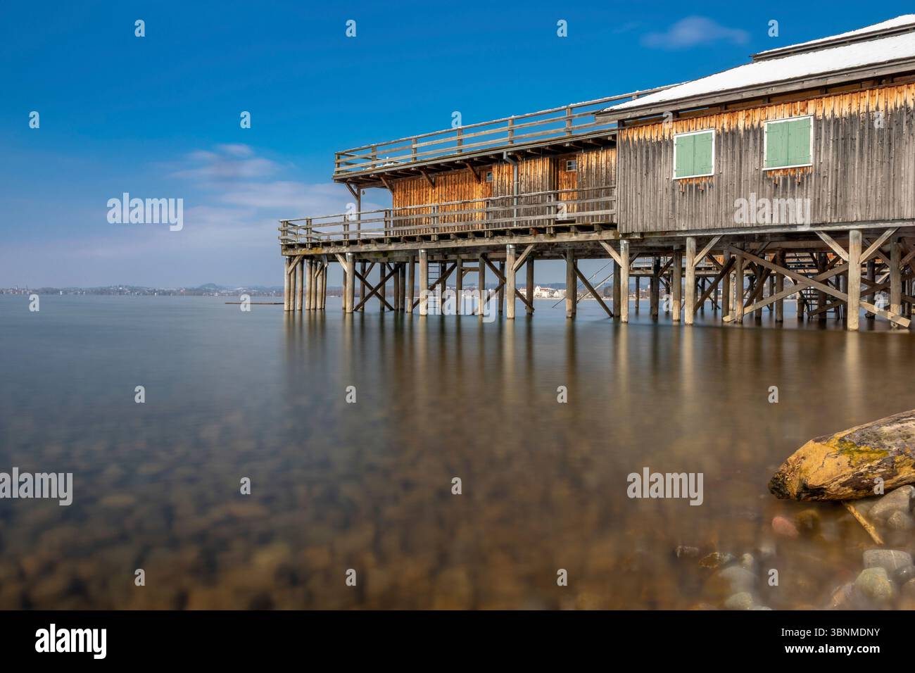Cabane de baignade sur le lac de Constance à Lochau, Autriche, en hiver Banque D'Images