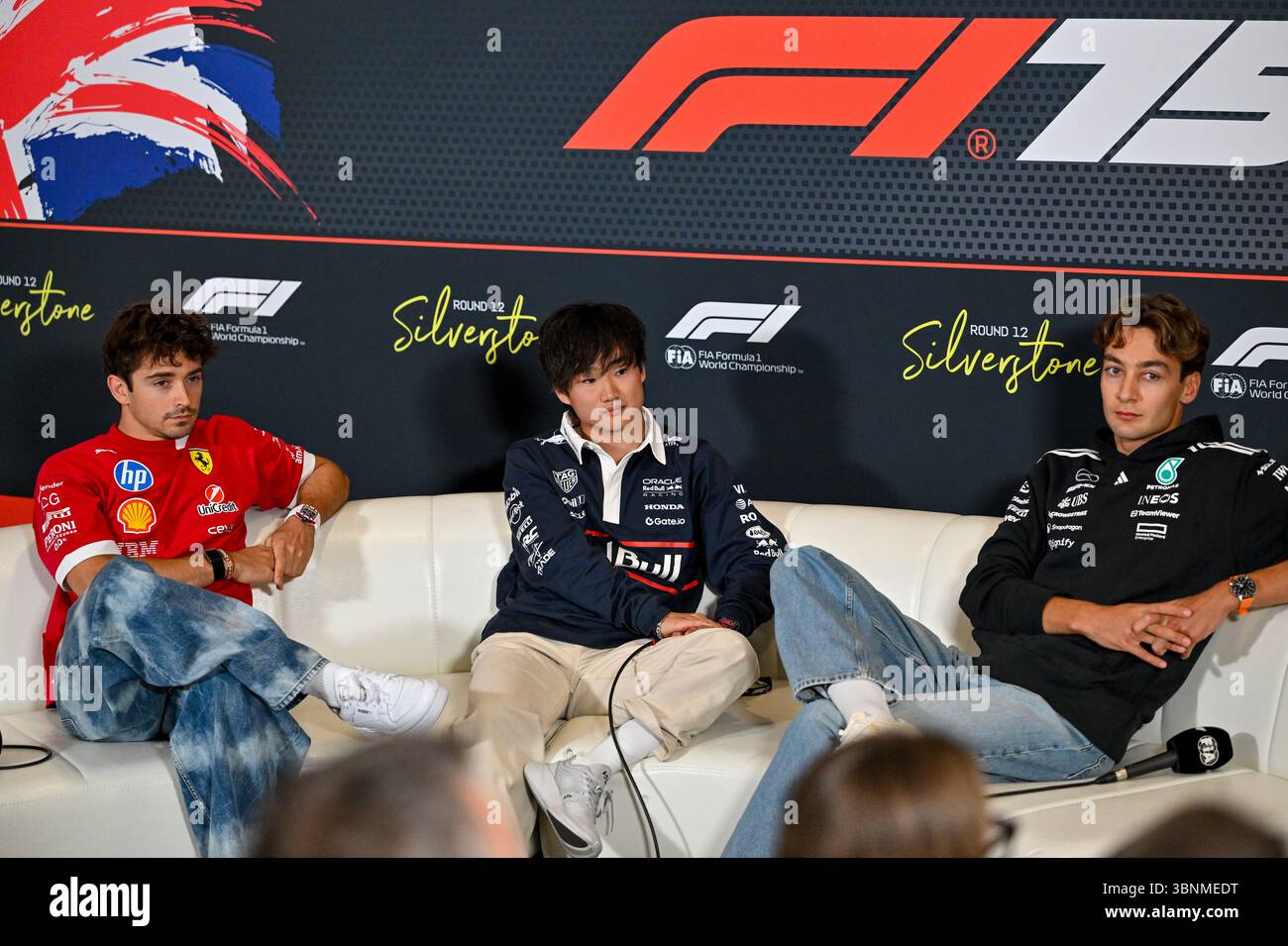 Towcester, Royaume-Uni. 03 juillet 2025. Charles Leclerc, Ferrari, Yuki Tsunoda, Red Bull Racing, George Russell, Mercedes, lors d'une conférence de presse des pilotes lors du Grand Prix de Grande-Bretagne de formule 1 Qatar Airways à Silverstone, Towcester, Northamptonshire, Royaume-Uni. Crédit : LFP/Alamy Live News Banque D'Images