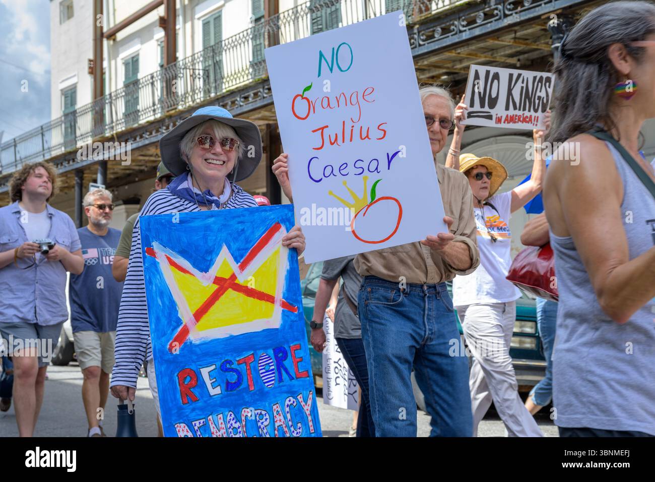 Nouvelle-Orléans, LOUISIANE, États-Unis - 14 juin 2025 : gros plan sur les manifestants avec des pancartes dans No Kings March sur Frenchmen Street dans le quartier historique de Marigny Banque D'Images