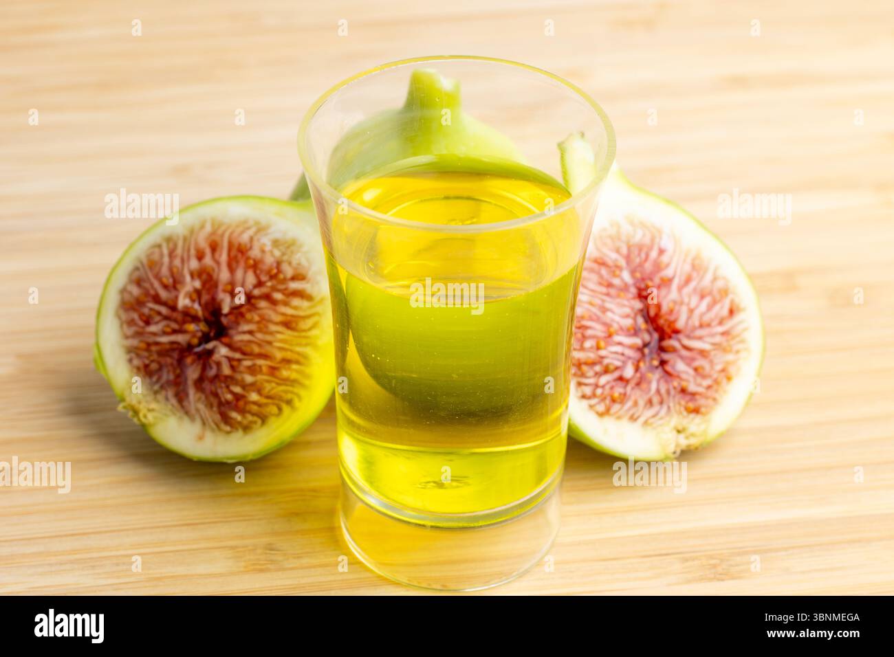 Liqueur avec alcool de figue verte prête à la consommation Banque D'Images