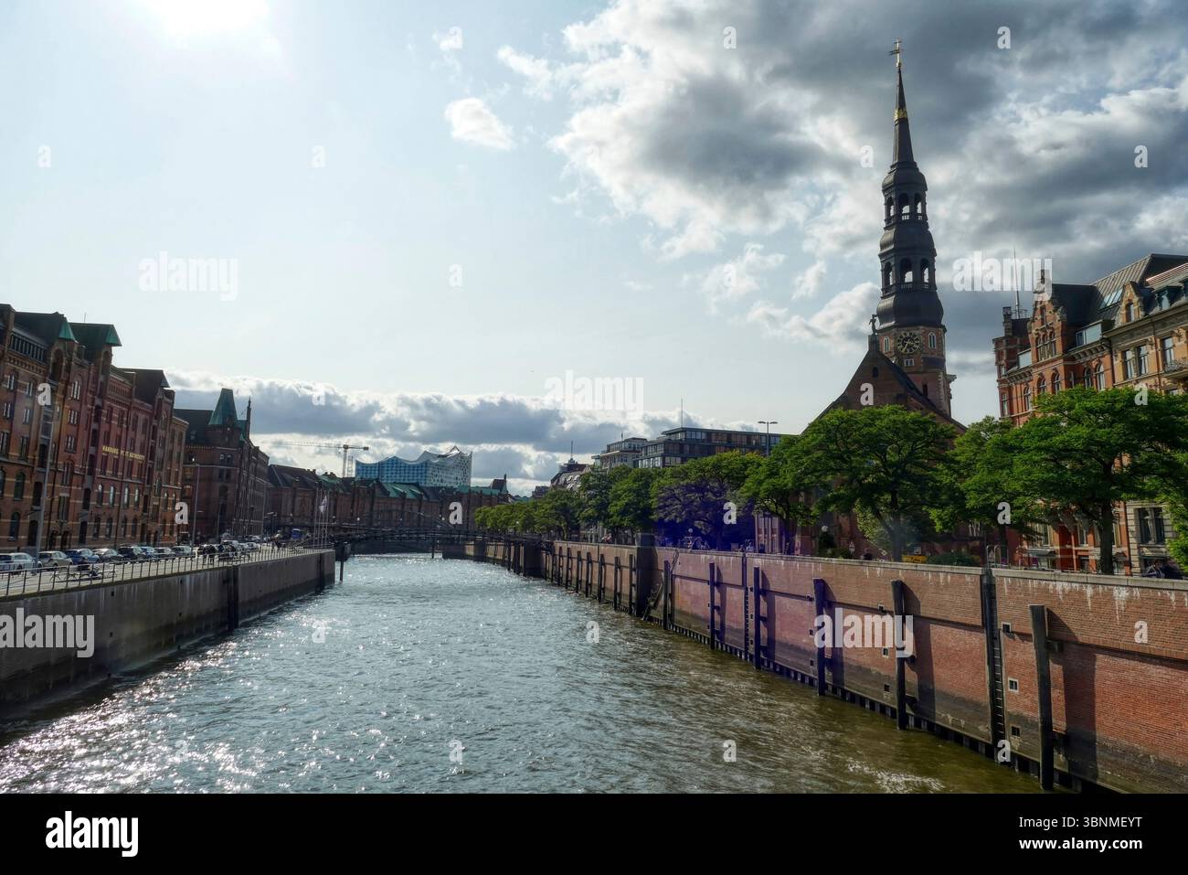 Architecture historique, bâtiment emblématique et église à Hambourg Banque D'Images