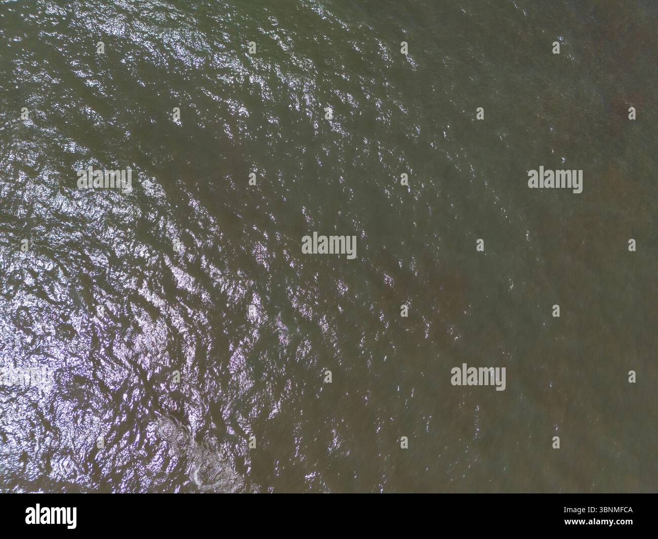 Surface de l'eau de l'océan brun avec de petites vagues au-dessus de la vue du drone de dessus Banque D'Images