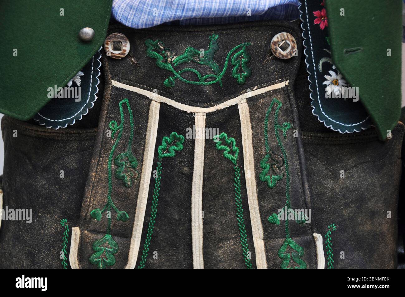 Lederhosen bavarois avec broderie et boutons de cornet de pierre avec janker vert et chemise blanc-bleu Banque D'Images