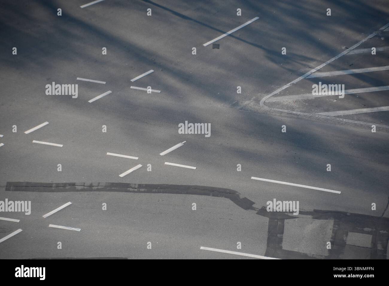Intersection avec marquages de voie pour les véhicules venant en sens inverse Banque D'Images