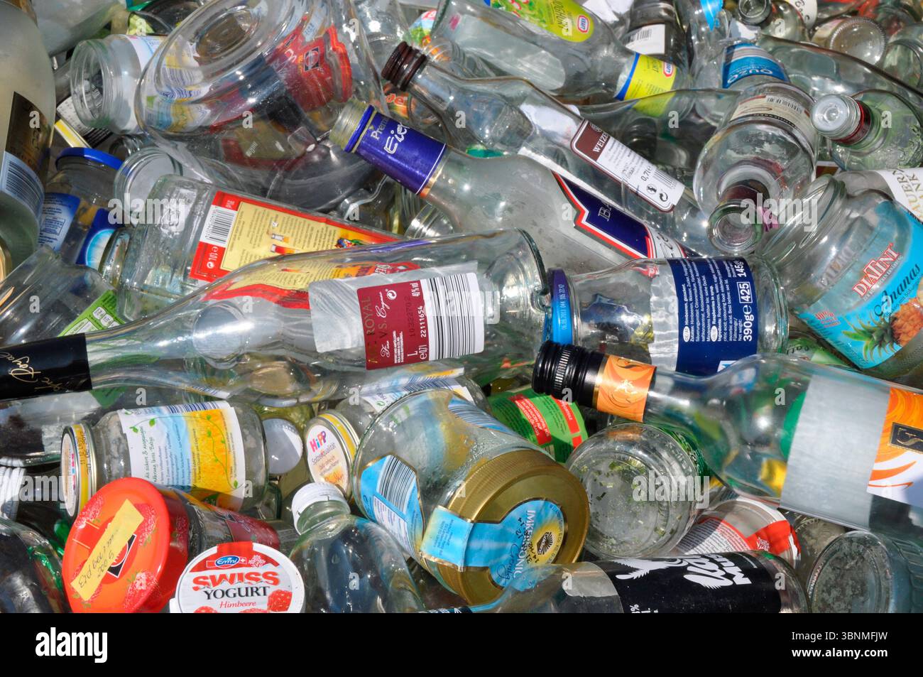 Beaucoup de bouteilles en verre avec étiquette pour le recyclage Banque D'Images