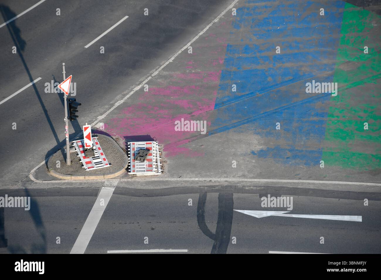 Îlot de circulation peint avec de la craie colorée à une intersection à plusieurs voies Banque D'Images
