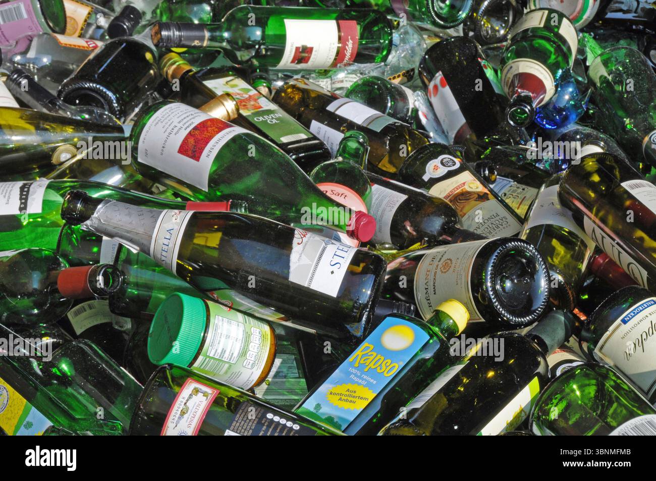 Beaucoup de bouteilles en verre avec étiquette pour le recyclage Banque D'Images