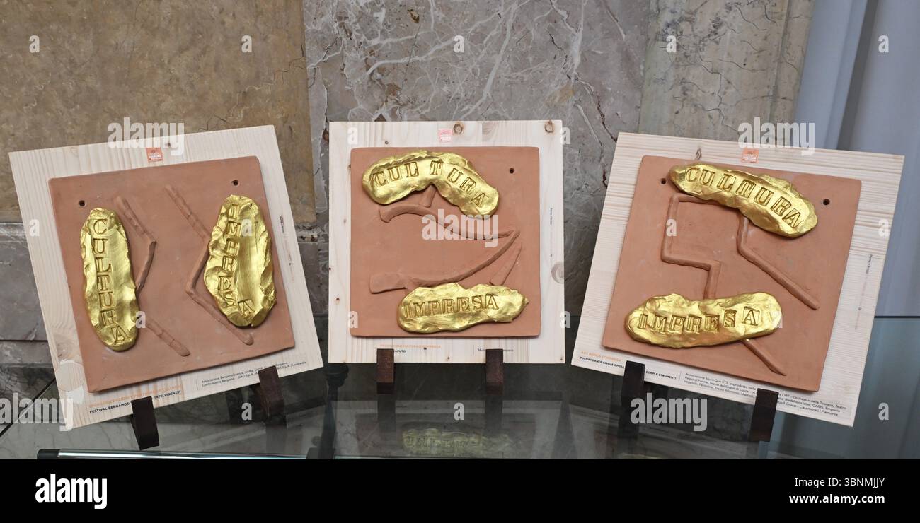 Milan, Italie CULTURE BUSINESS AWARD 2024 2025 améliorer et promouvoir les Sponsorships et partenariats, les productions culturelles d'entreprise et l'application du Corporate Art Bonus au Palazzo Edison dans la photo :Awards Banque D'Images