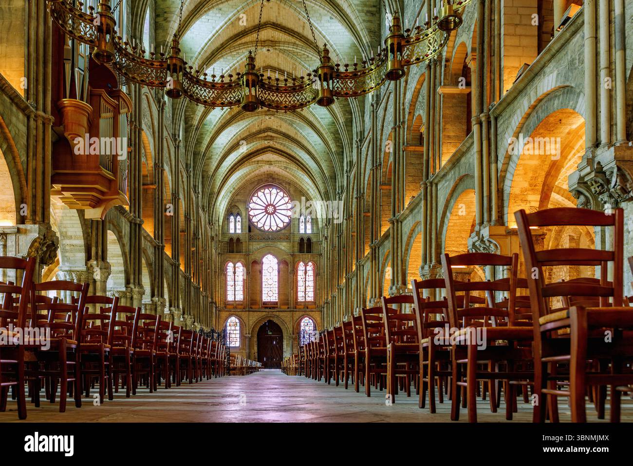 Intérieur de la basilique Saint-Remi avec orgue à nid d'hirondelle, lustre doré au-dessus du croisement et grande fenêtre rocette au-dessus du portail principal à Reims dans la région viticole de Champagne dans le département de la Marne dans la région Grande est Banque D'Images