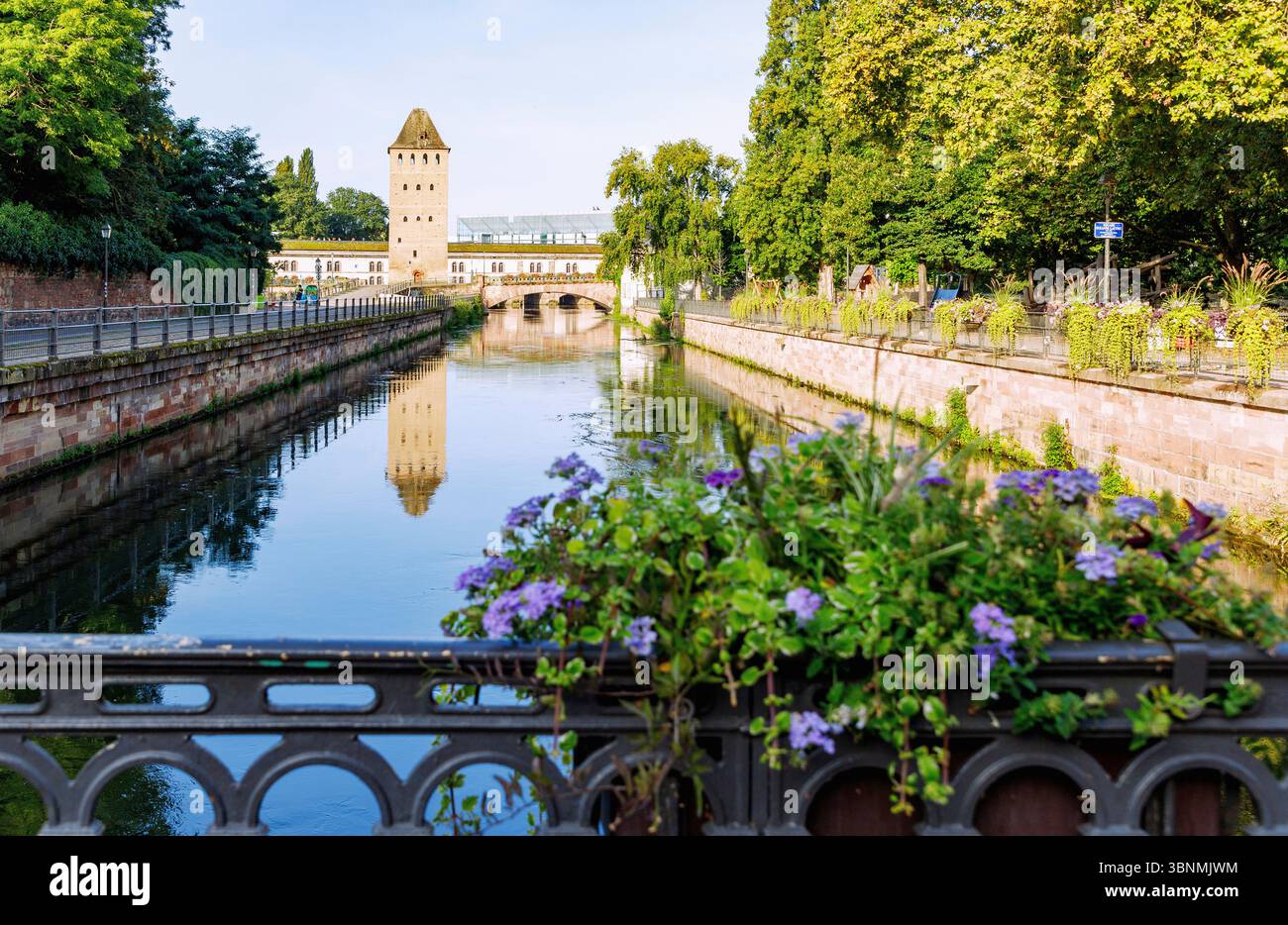 Vue des ponts couverts, barrage Vauban et Musée d'Art moderne et contemporain (MAMCS) depuis la rue des Moulins entre la place Suzanne Lacore et le Quai Woerthel à Strasbourg dans le département du Bas-Rhin dans la région Grand est Alsace en France Banque D'Images