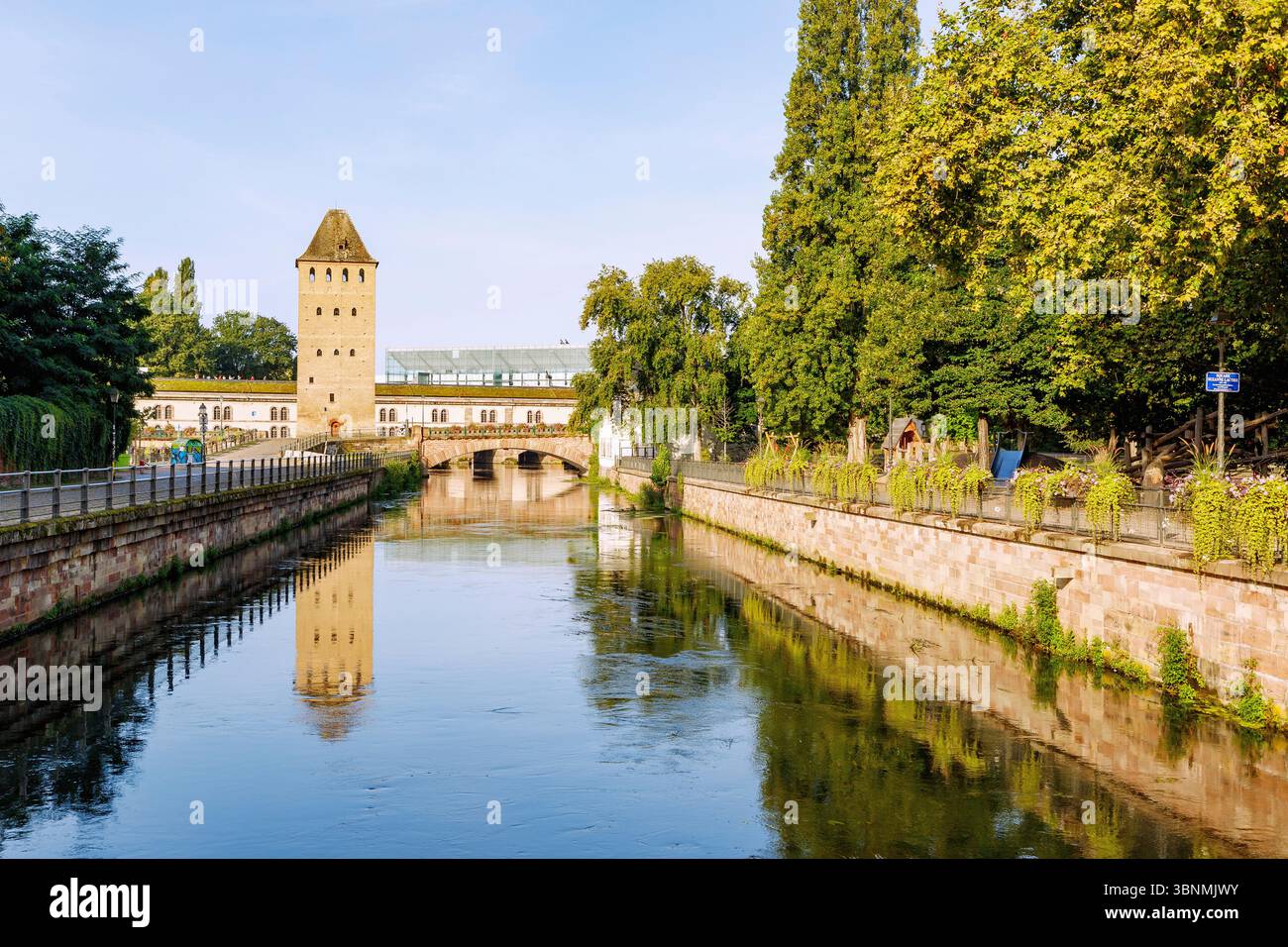 Vue des ponts couverts, barrage Vauban et Musée d'Art moderne et contemporain (MAMCS) depuis la rue des Moulins entre la place Suzanne Lacore et le Quai Woerthel à Strasbourg dans le département du Bas-Rhin dans la région Grand est Alsace en France Banque D'Images