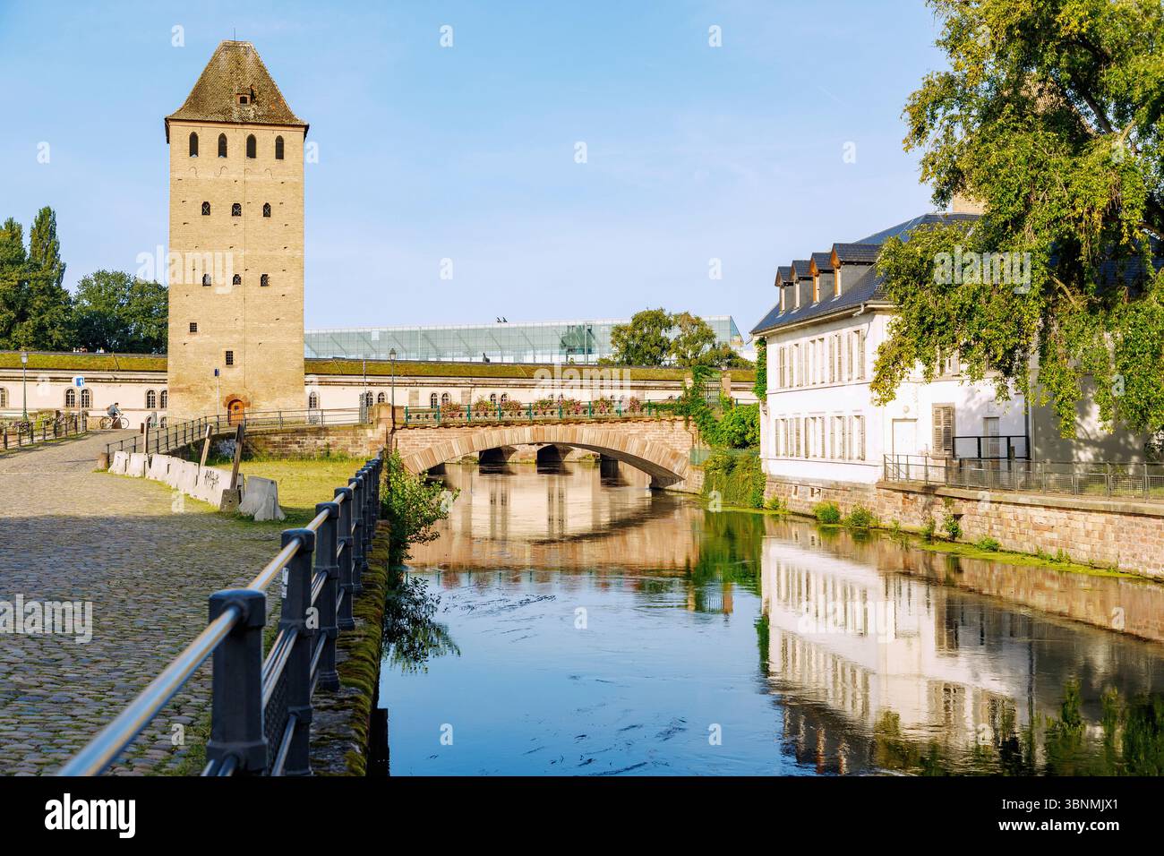 Vue des ponts couverts, barrage Vauban et Musée d'Art moderne et contemporain (MAMCS) depuis la rue des Moulins entre la place Suzanne Lacore et le Quai Woerthel à Strasbourg dans le département du Bas-Rhin dans la région Grand est Alsace en France Banque D'Images