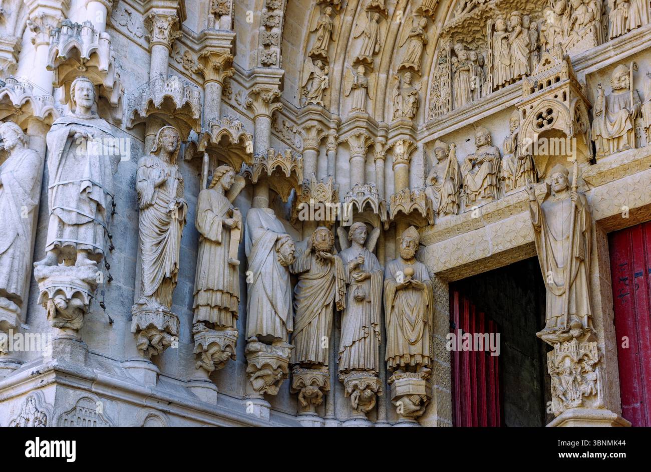 Portail Saint-Firmin (portail Firminus) avec figure centrale de membres Firmin et statues d'honore évêque d'Amiens, ange avec censeur, martyrs Saint Ache et Saint Acheul, ange avec banderole et Sainte Ulphe sur la façade ouest de la cathédrale notre-Dame sur la place notre-Dame à Amiens dans le département de la somme dans la région hauts-de-France Banque D'Images