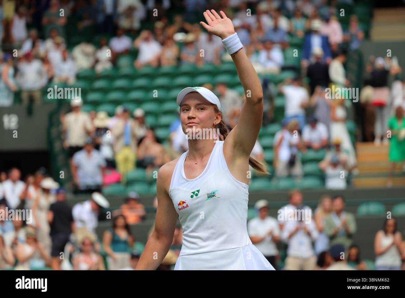 3 juillet 2025 ; All England Lawn Tennis and Croquet Club, Londres, Angleterre ; tournoi de tennis de Wimbledon, jour 4; Elena Rybakina (KAZ) célèbre avoir fait signe à la foule numéro un de la cour après avoir battu Maria Sakkari (GRE) en sets consécutifs pour passer au tour suivant Banque D'Images
