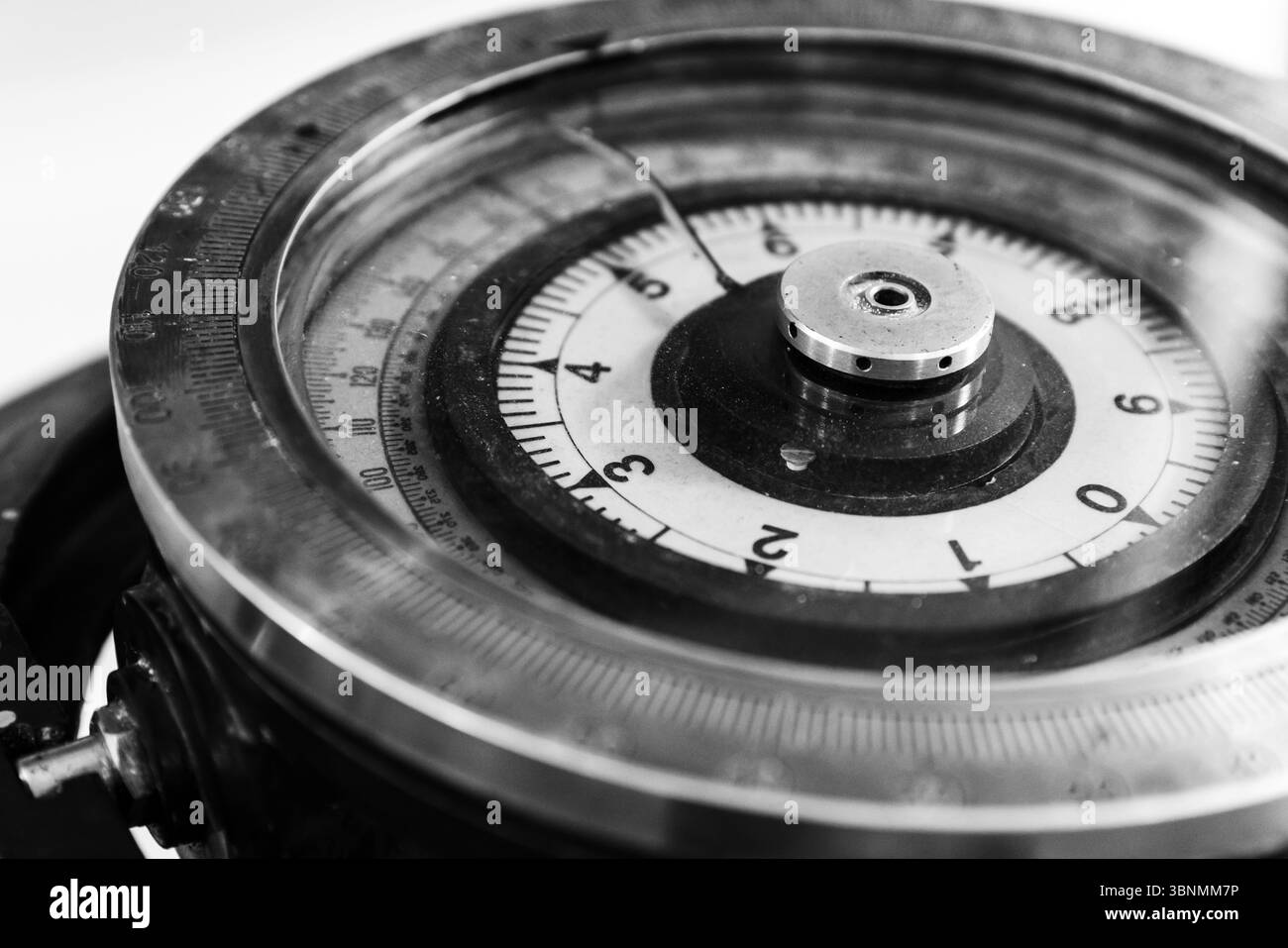 Une photo macro abstraite en noir et blanc de la boussole navale, présentant des détails et des composants de navigation complexes Banque D'Images