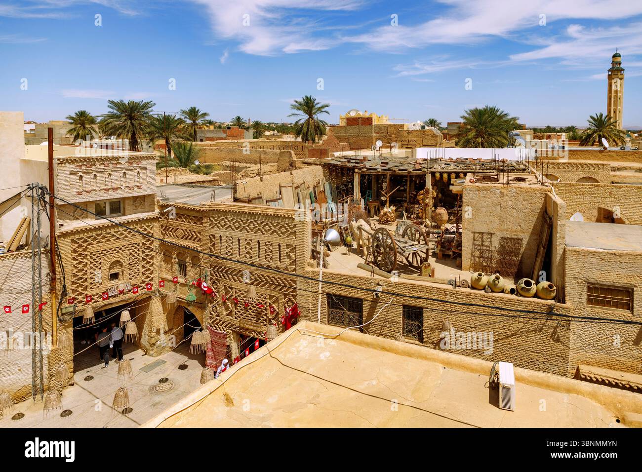 Architecture typique en briques de boue et Musée d'art Touzeurous de la terrasse sur le toit du Café des Berbères dans la vieille ville (Ouled el-Hadef, Médina) de la ville oasis de Tozeur, Tunisie Banque D'Images