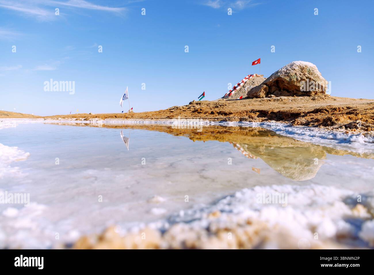 Vestiges du grand lac salé, petit lac salé avec croûte de sel et escale au Café Hama avec colline d'observation sur la route à travers Chott el-Djerid entre Douz et Tozeur, Tunisie Banque D'Images