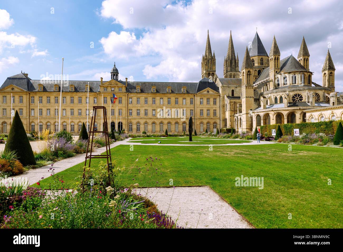 Abbaye aux hommes (abbaye des hommes, Hôtel de ville, Hôtel de ville) et église Saint-etienne (Saint-Etienne) avec jardins à Caen dans le département du Calvados en Normandie Banque D'Images