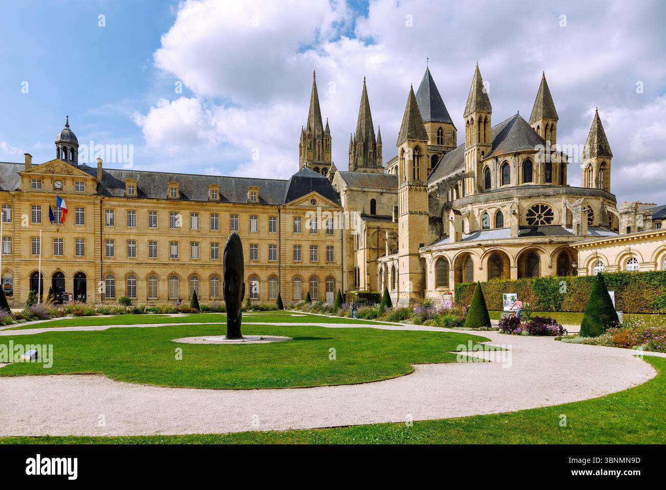 Abbaye aux hommes (abbaye des hommes, Hôtel de ville, Hôtel de ville) et église Saint-etienne (Saint-Etienne) avec jardins et sculpture 'Lou' de Jaume Plensa (2015) à Caen dans le département du Calvados en Normandie Banque D'Images