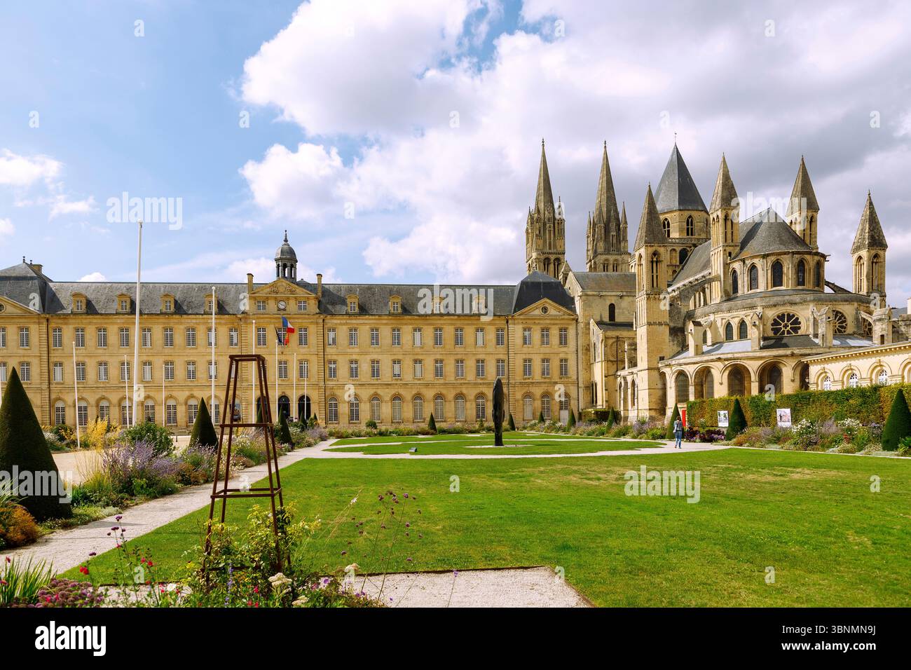 Abbaye aux hommes (abbaye des hommes, Hôtel de ville, Hôtel de ville) et église Saint-etienne (Saint-Etienne) avec jardins à Caen dans le département du Calvados en Normandie Banque D'Images