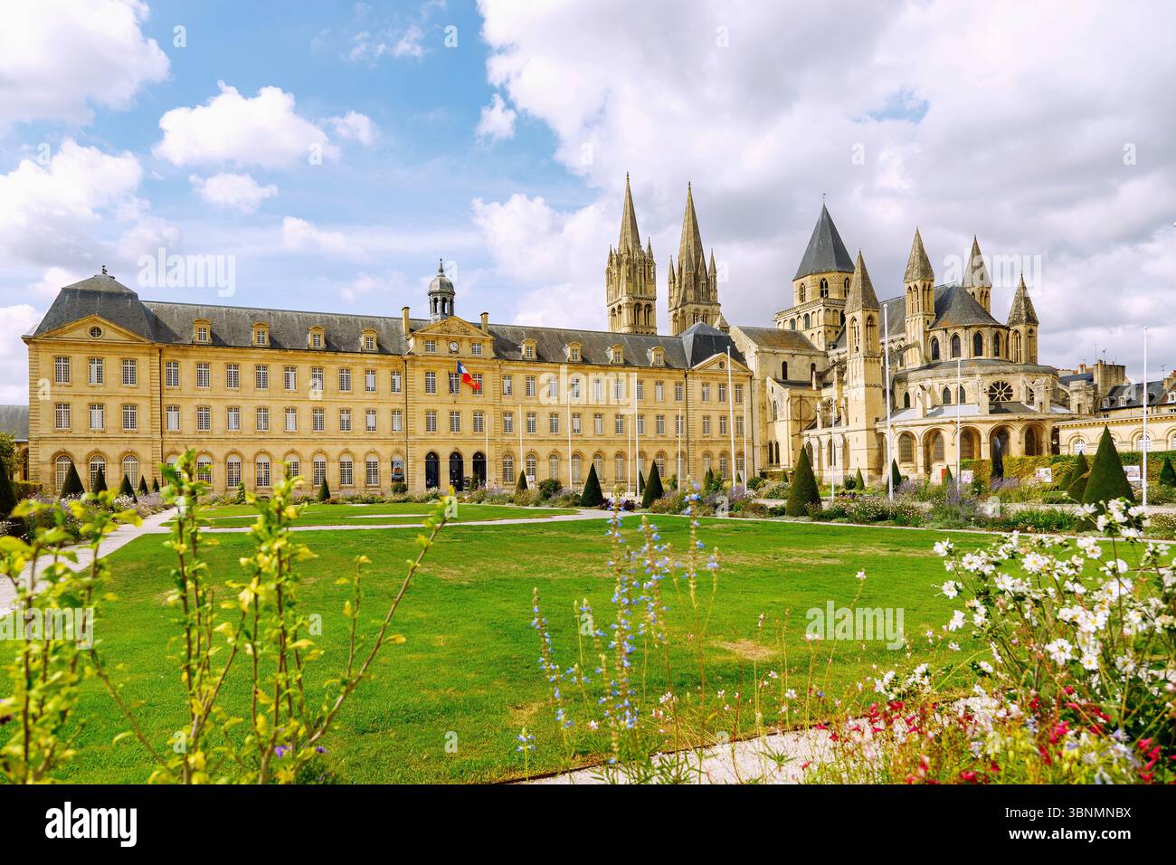 Abbaye aux hommes (abbaye des hommes, Hôtel de ville, Hôtel de ville) et église Saint-etienne (Saint-Etienne) avec jardins à Caen dans le département du Calvados en Normandie Banque D'Images