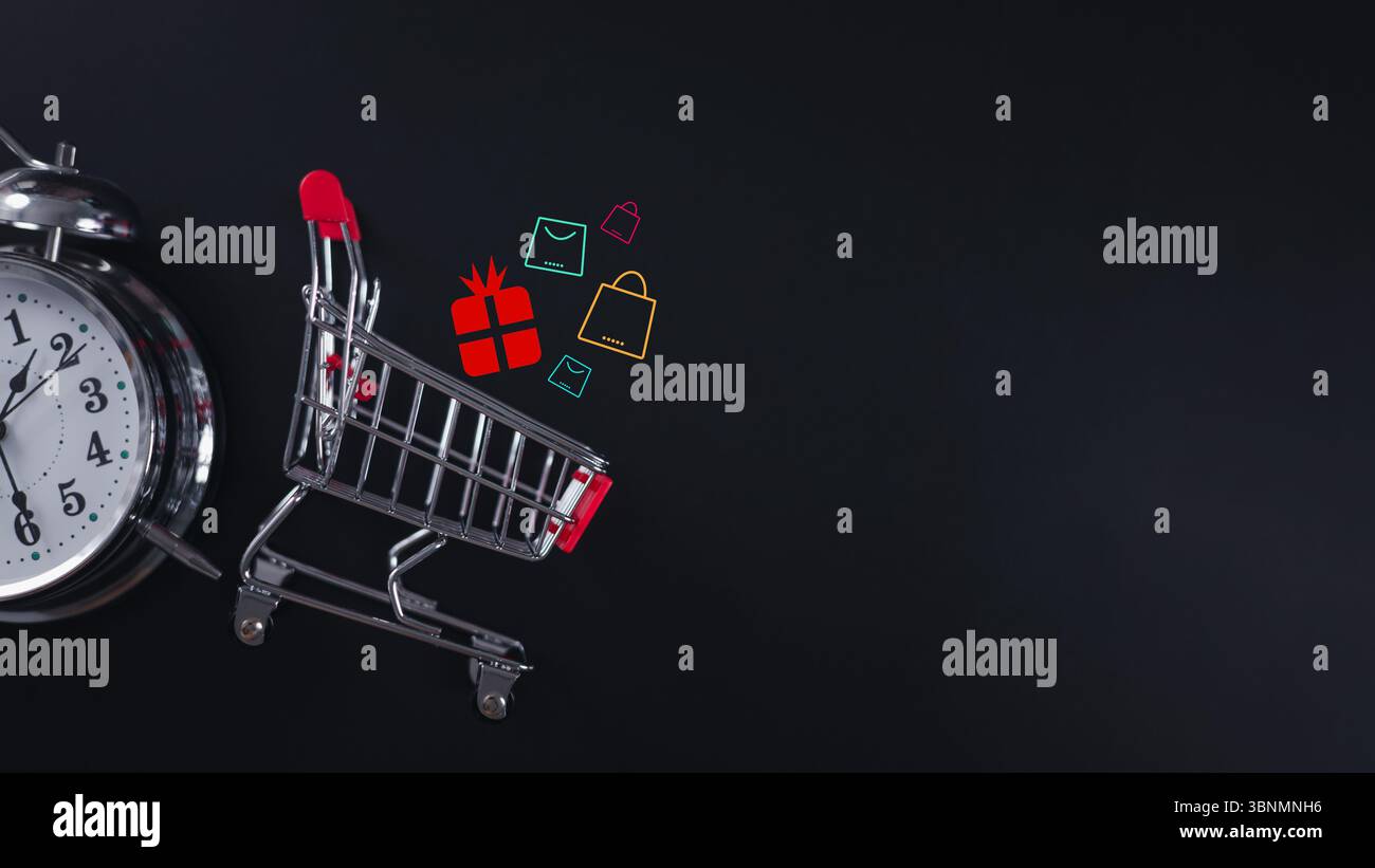 Chariot miniature à côté d'un réveil vintage avec boîte cadeau holographique et icônes de sac à provisions, symbolisant les achats en ligne urgents, temps limité Banque D'Images