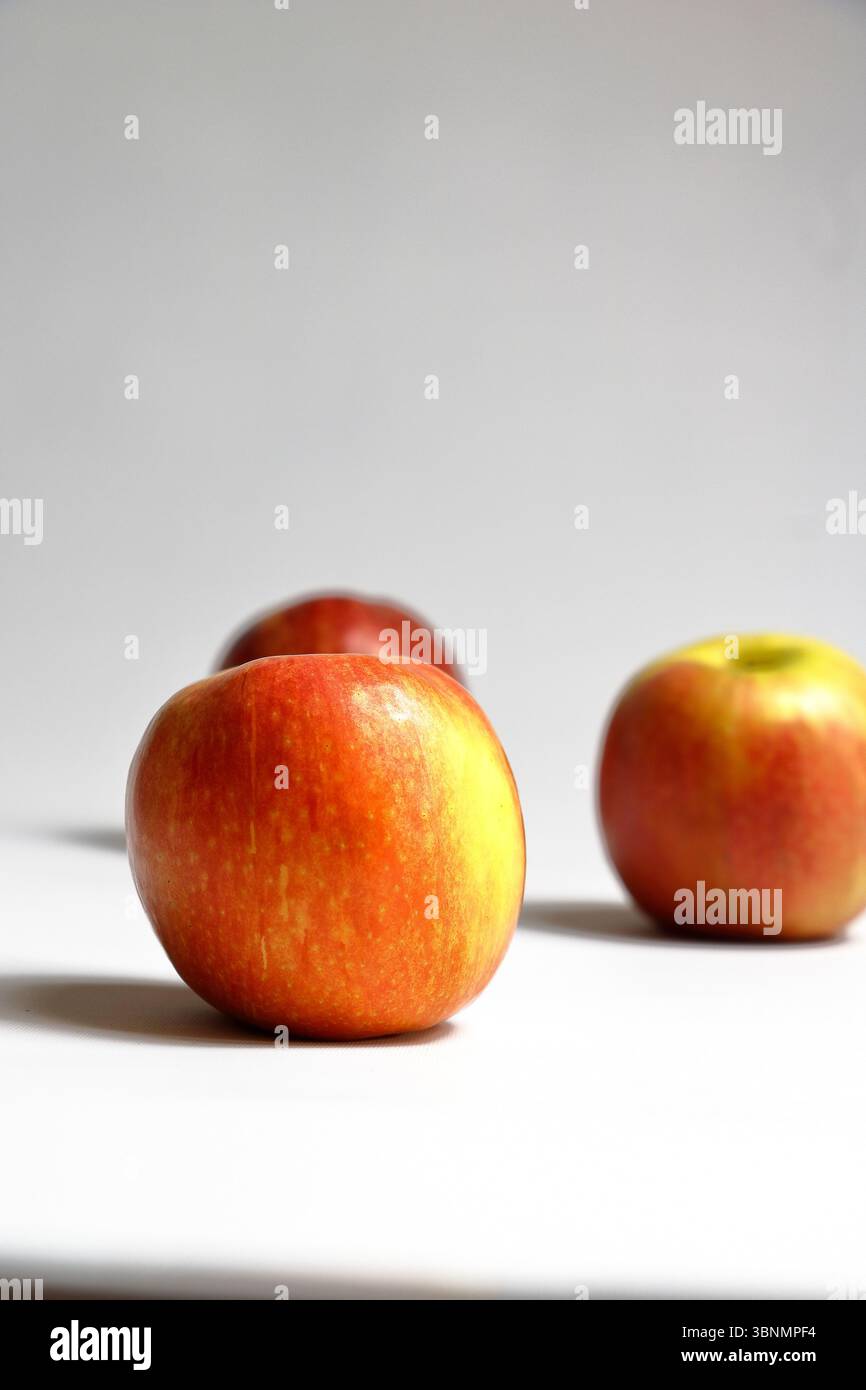 Ensemble de photos de pommes sur un fond blanc Banque D'Images