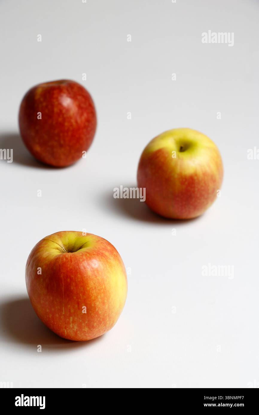 Ensemble de photos de pommes sur un fond blanc Banque D'Images
