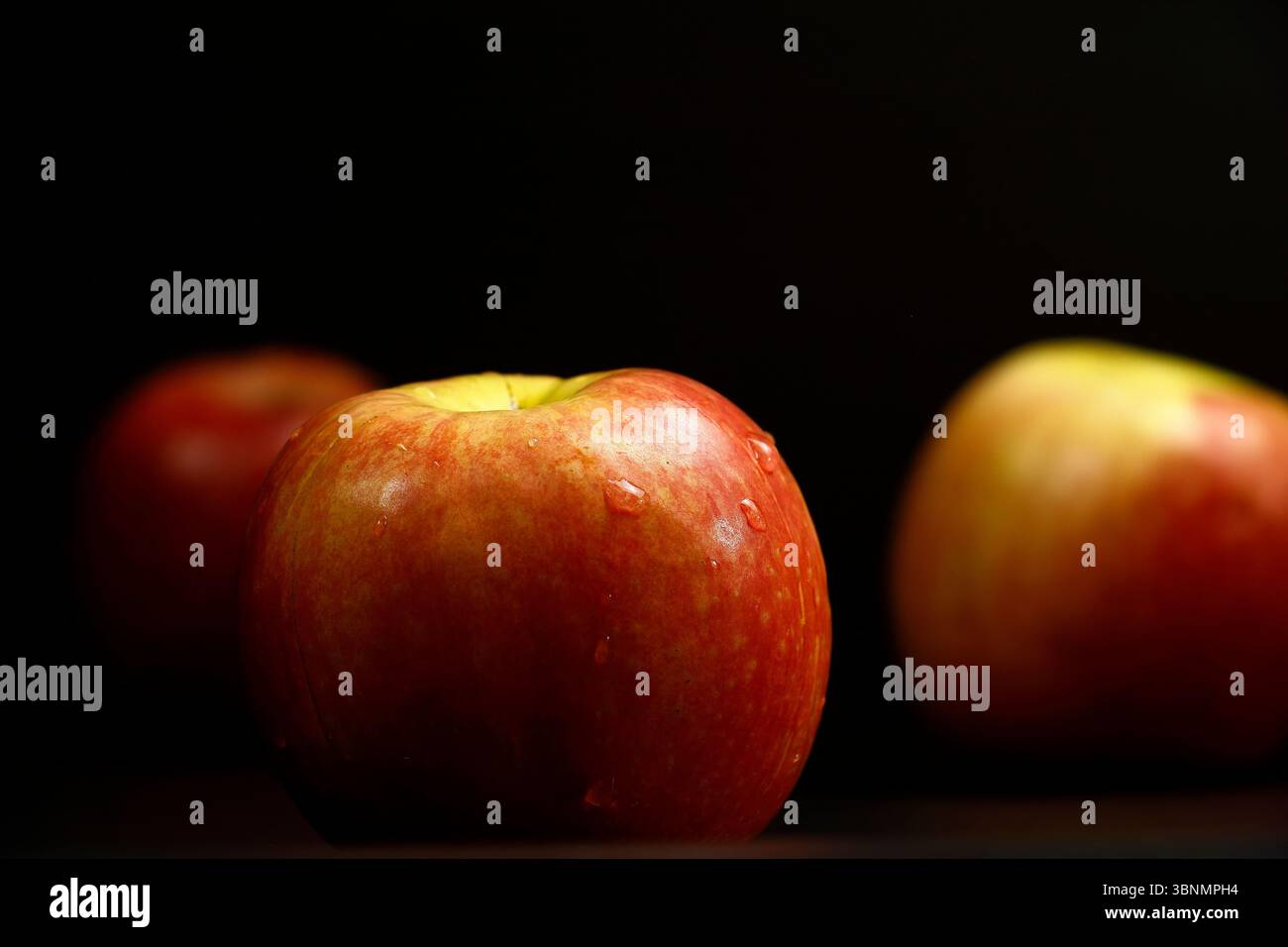Ensemble de photos de pommes sur un fond noir Banque D'Images