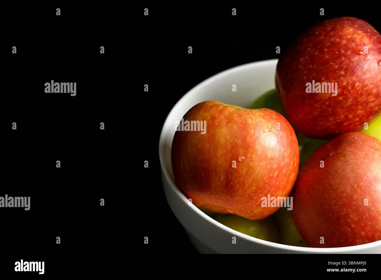 Ensemble de photos de pommes sur un fond noir Banque D'Images
