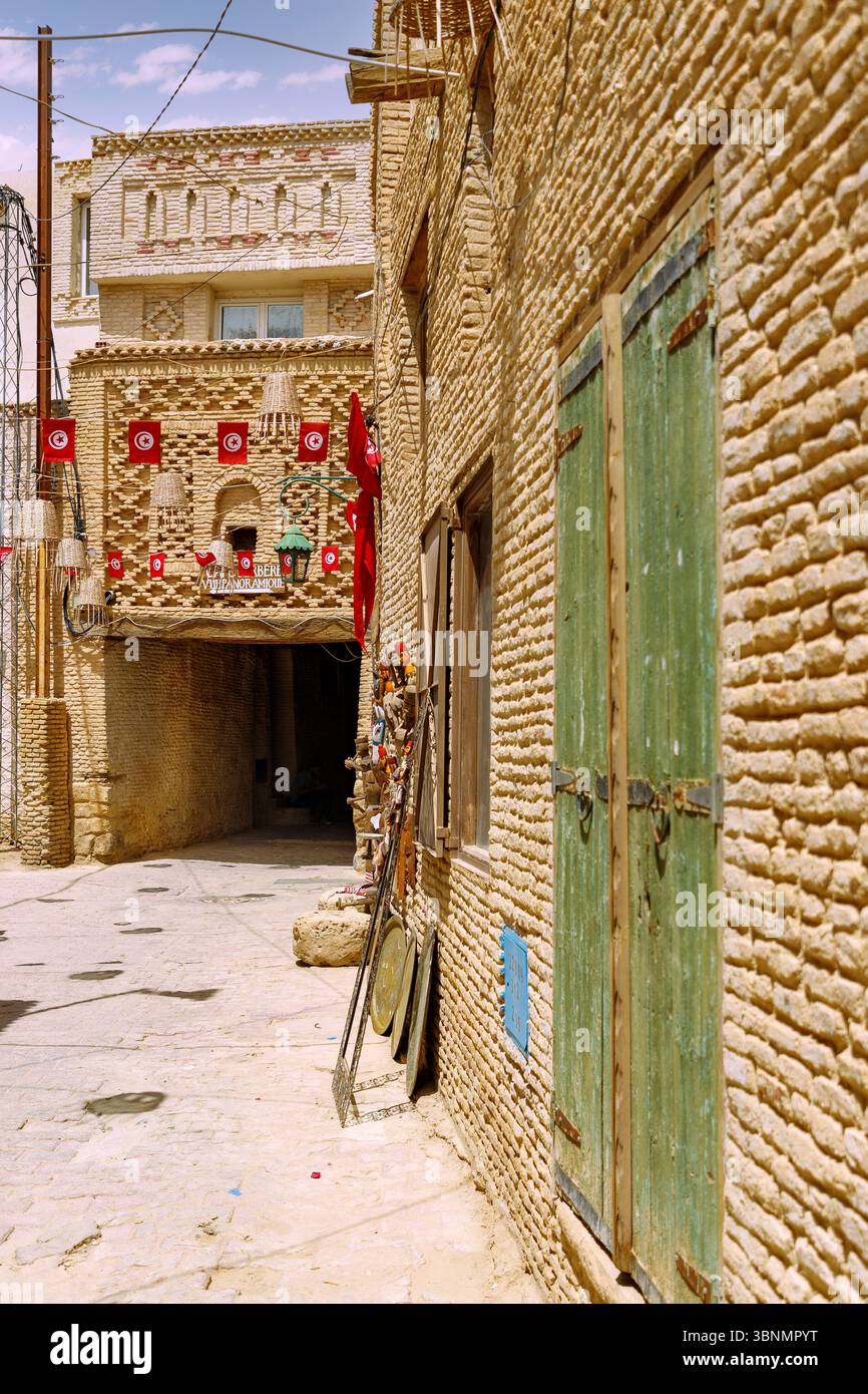 Architecture typique en briques de boue dans la vieille ville (Ouled el-Hadef, Médina) de la ville oasis de Tozeur, Tunisie Banque D'Images