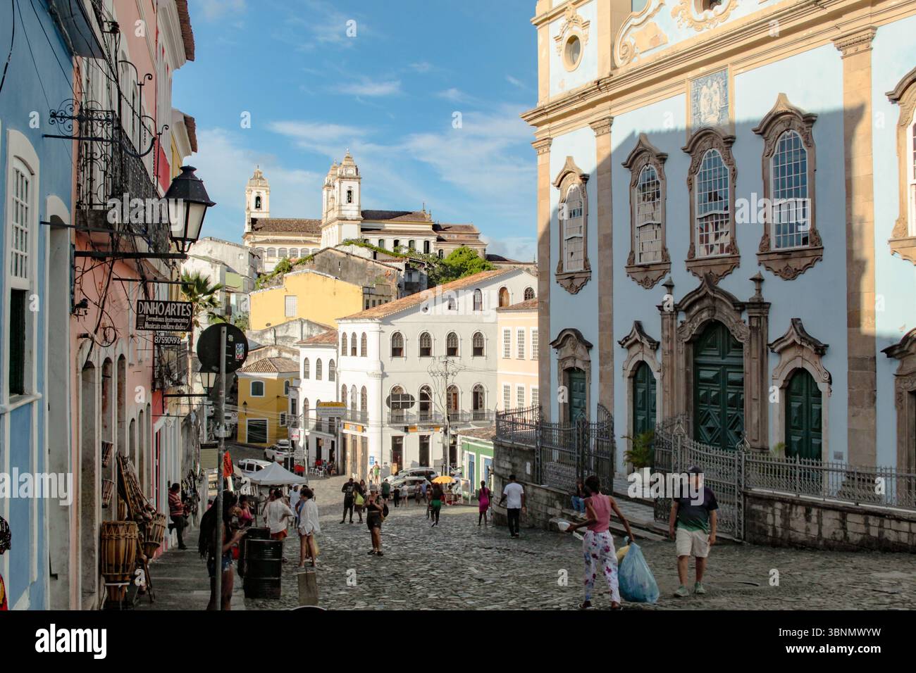 Touristes et façades d'une église et de vieux bâtiments sur la place Pelourinho, Salvador, Bahia, nord-est du Brésil Banque D'Images