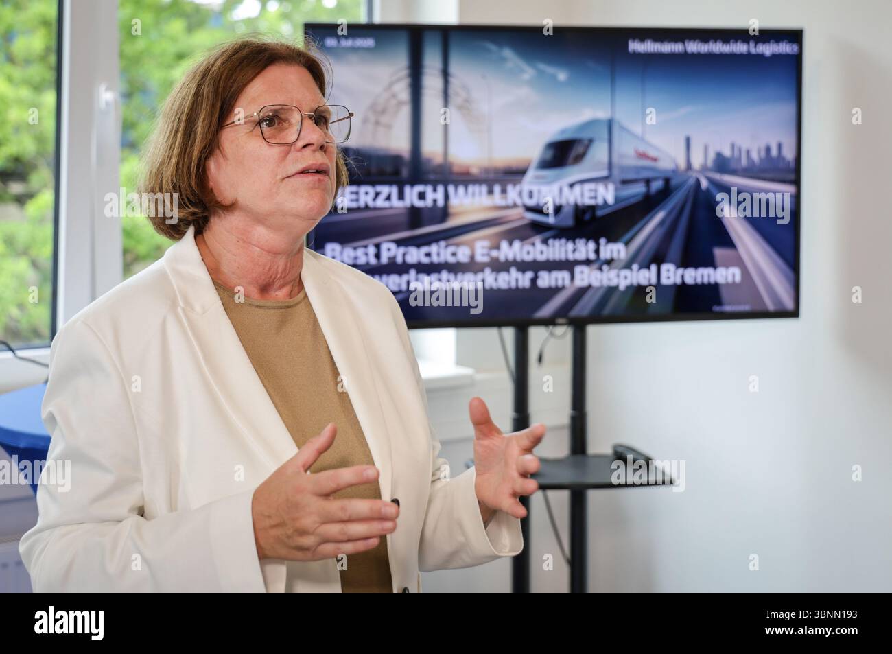 Brême, Allemagne. 03 juillet 2025. Kristina Vogt, sénatrice pour les affaires économiques à Brême, intervient lors d'un événement de presse pour présenter le projet « Best Practice e-Mobility in Heavy transport » dans les locaux de la compagnie de transport Hellmann à Brême. Dans le cadre du programme de financement KsNI du gouvernement fédéral, un projet de camions électriques sera présenté à Brême dans lequel les camions électriques sont alimentés par de l'électricité autoproduite. Crédit : Focke Strangmann/dpa/Alamy Live News Banque D'Images