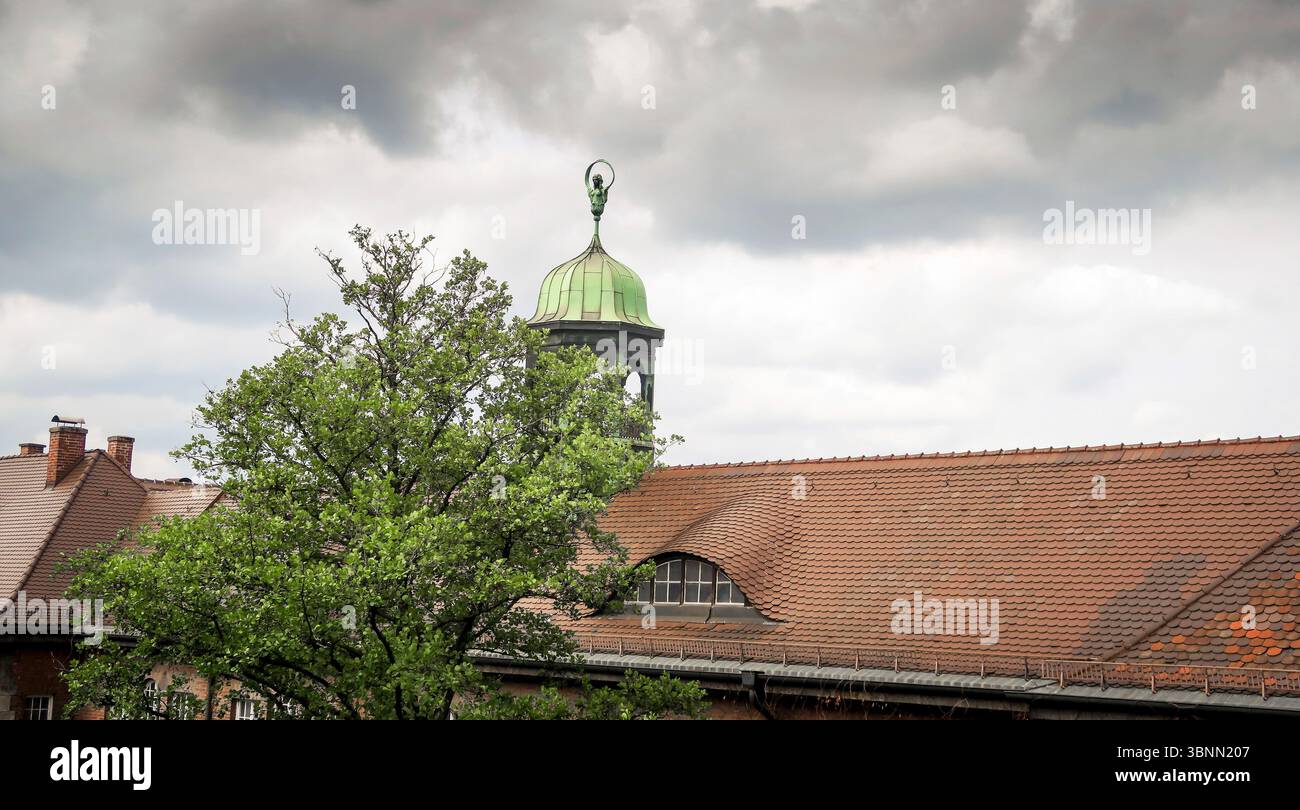 Toit et tourelle de crête du Tröpferlbad dans le quartier Schlachthof de Munich. Le bâtiment néo-classique en briques de clinker a été érigé en 1912/13. Il a été utilisé comme douche municipale et baignoire. Aujourd'hui, il sert de club de jeunes. Banque D'Images