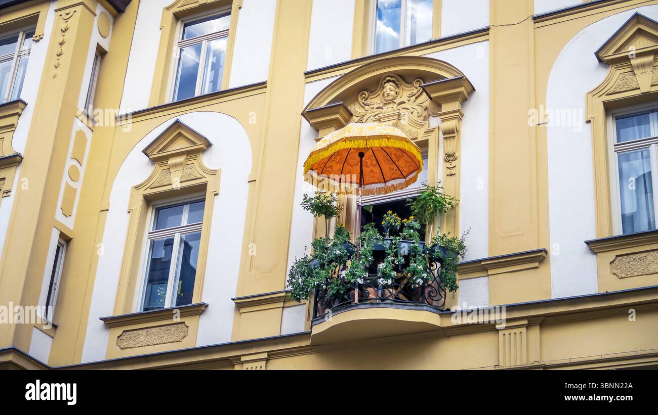 Balcon et parasol dans la rue Hans Sachs dans le quartier Glockenbach Banque D'Images