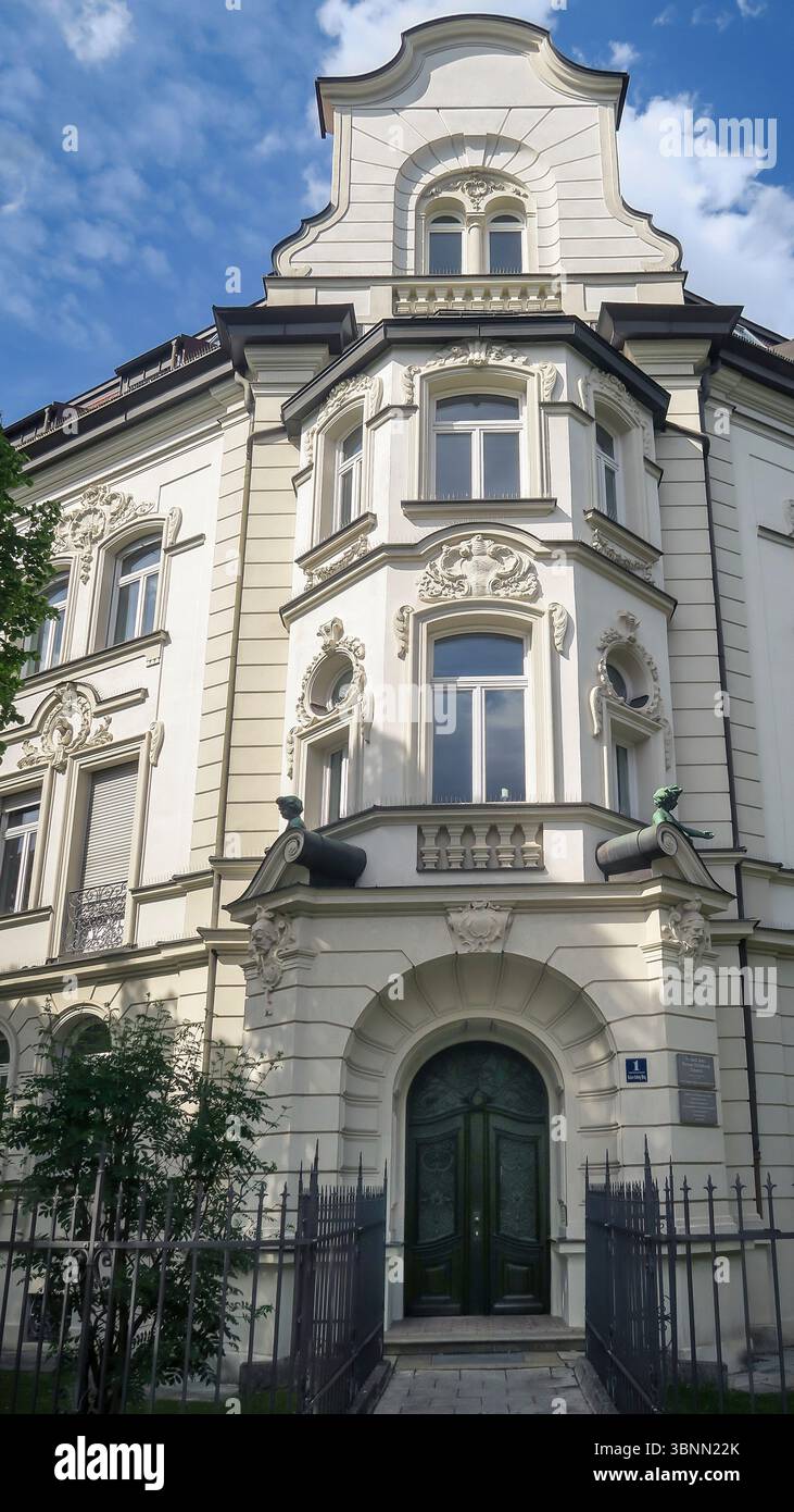 Maison d'habitation de style néo-baroque sur la place de l'empereur Ludwig à Munich, elle a été construite en 1893-94 Banque D'Images