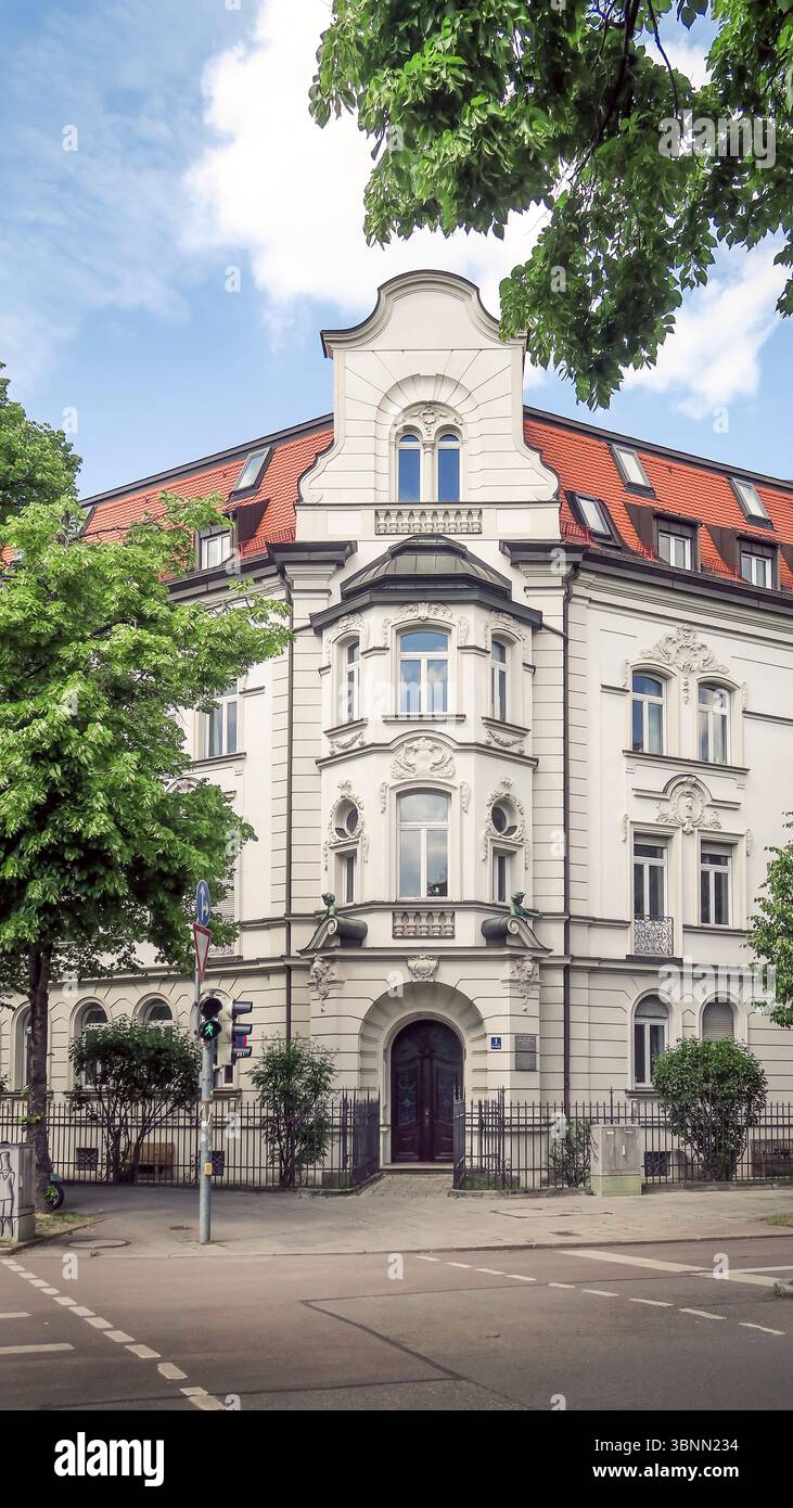 Maison d'habitation de style néo-baroque sur la place de l'empereur Ludwig à Munich, elle a été construite en 1893-94 Banque D'Images