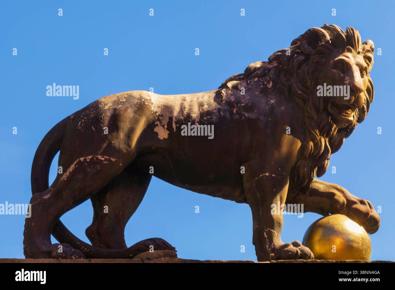 Angleterre, Somerset, Bath, Royal Victoria Park, Queens Gate Bronze Lion Statue datée de 1831 Banque D'Images