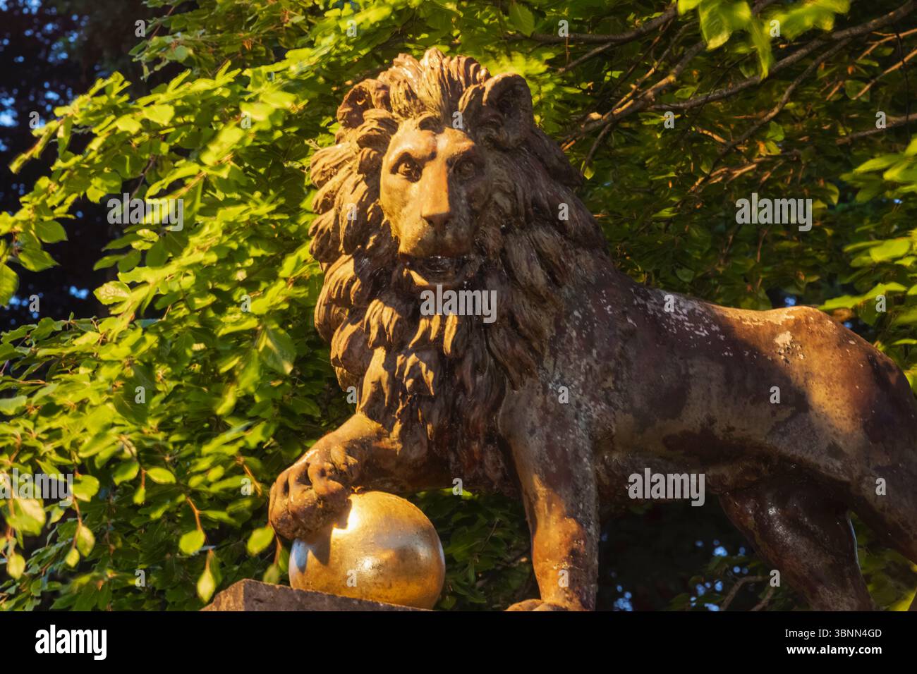 Angleterre, Somerset, Bath, Royal Victoria Park, Queens Gate Bronze Lion Statue datée de 1831 Banque D'Images