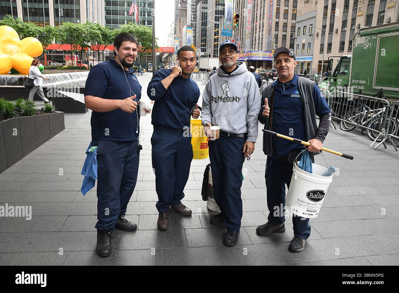 MANHTTAN/NEW YORK CITY / NEW YORK /USA/06.JUNE 2018_Rockfeller centre wndow celaner man en face rockfeller centre. . (Photo.Francis Dean / Deanimages. Banque D'Images
