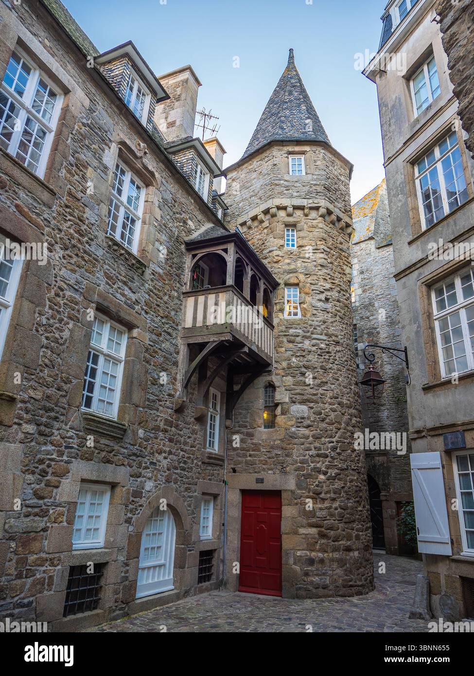 Saint-Malo, France – 17 mai 2025 : Cour de la Houssaye et Maison de la Duchesse Anne, site du XVe siècle dans le quartier historique de la ville fortifiée, Banque D'Images
